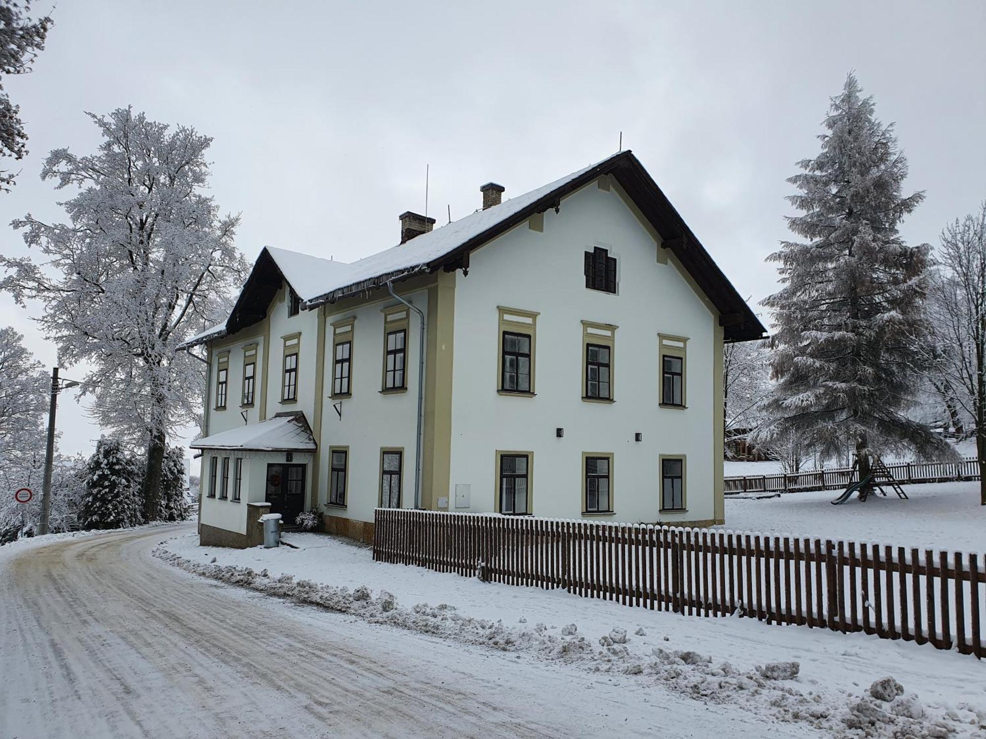 Stara Skola Hedec Aparthotel Kraliky Exterior photo
